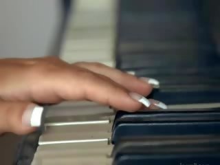 Грудаста блонди граючи кицька на в піаніно